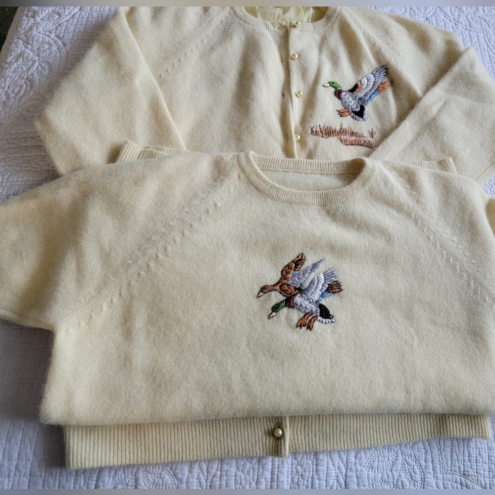 Vintage Yellow/Cream Sweater Set with Embroidered Ducks Size 40 - Picture 2 of 9
